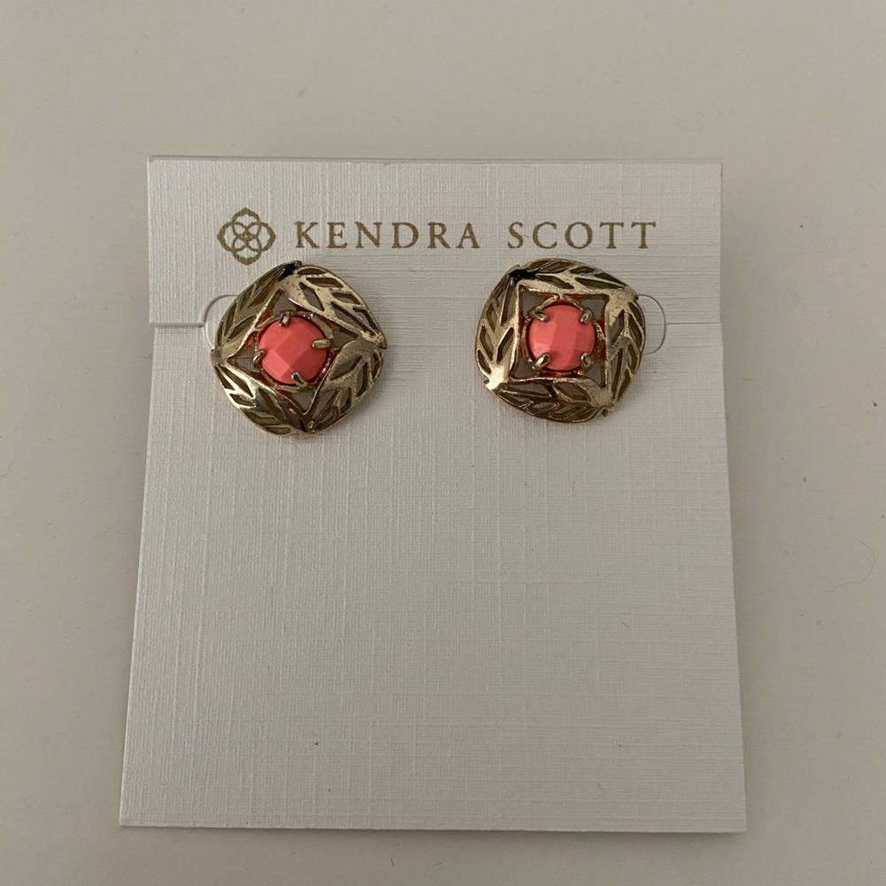 Kendra Scott Vintage coral studs